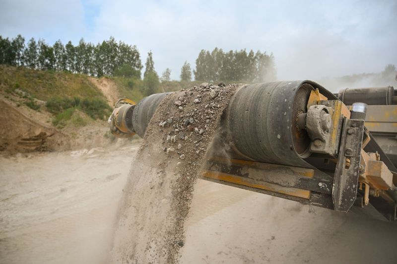 Screener conveyor discharging processed aggregate