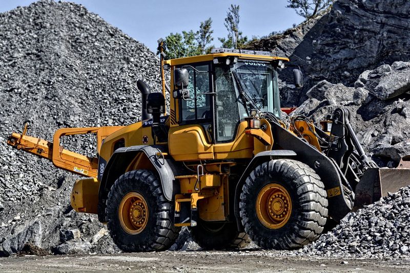Wheel loader handling aggregate